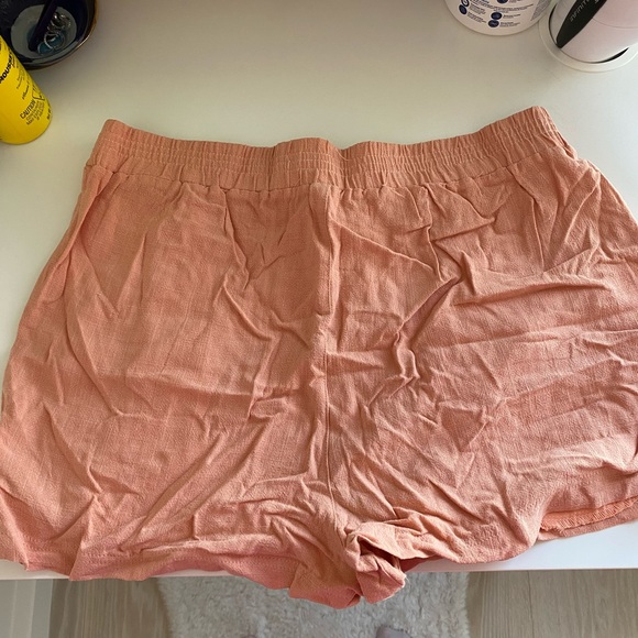 Coral linen shorts - Picture 2 of 3